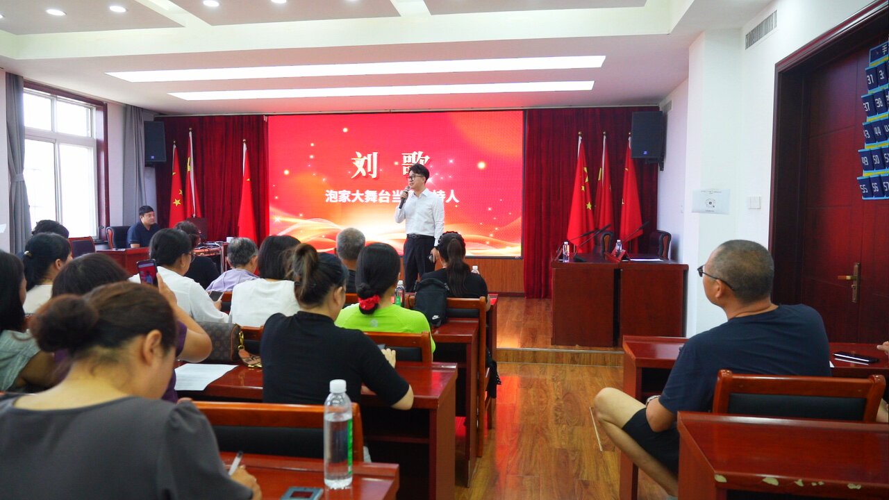 唐山迁安：开展电商培训 培育直播人才助振兴_fororder_在迁安市组织的“百村带货·千人直播·万人触网”电商培训会上，电商创业导师为大家授课。郭强  摄.JPG