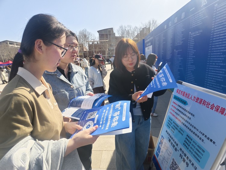 保定市莲池区：校企对接促就业_fororder_图片一：近日，莲池区携企业走进河北大学，开展“公共就业服务进校园”活动。（齐旭东摄）