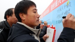 河北献县：田间地头上党课 振兴一线砺初心