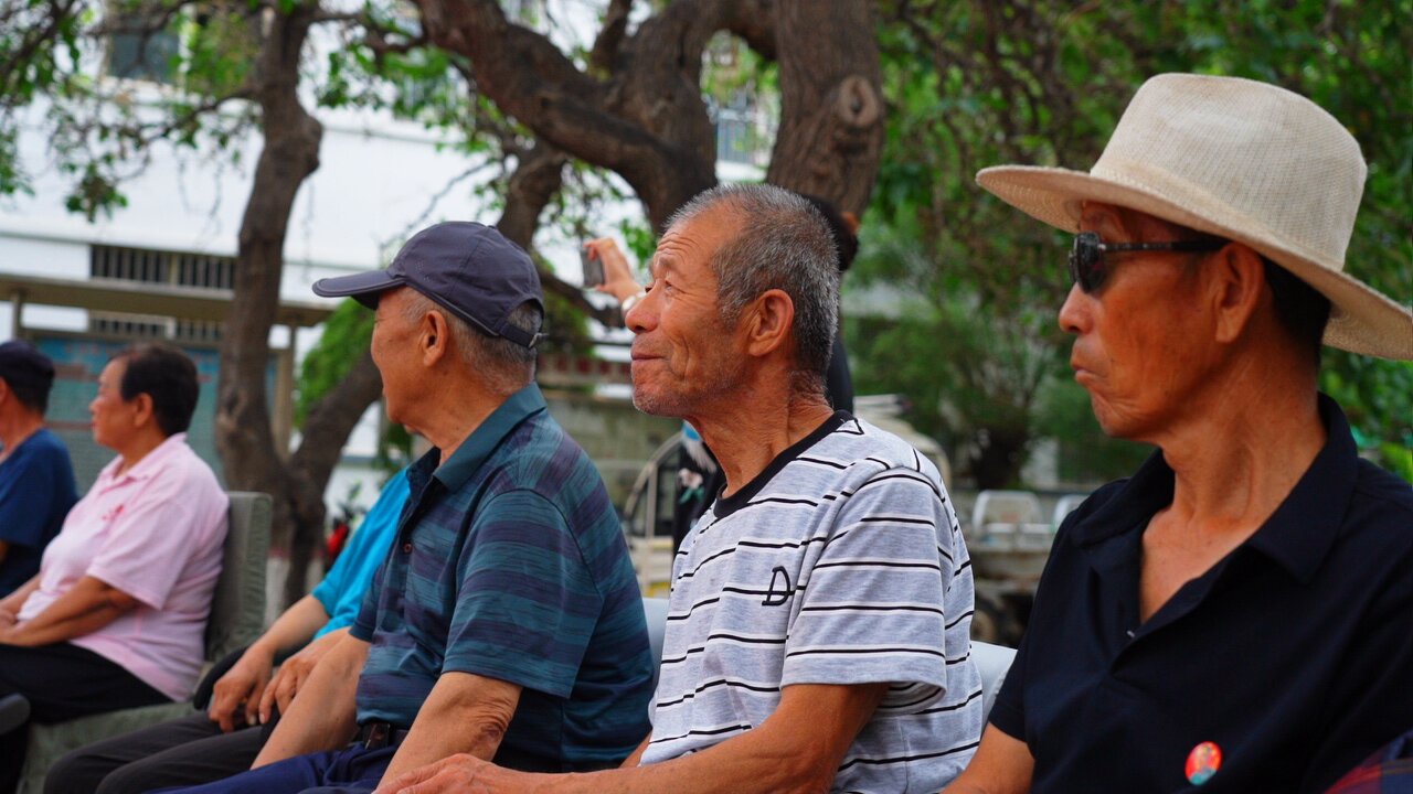 河北迁安：“红色戏曲” 颂党恩 唱响爱党爱国主旋律_fororder_群众观看戏曲演出。张泽慧  摄.JPG