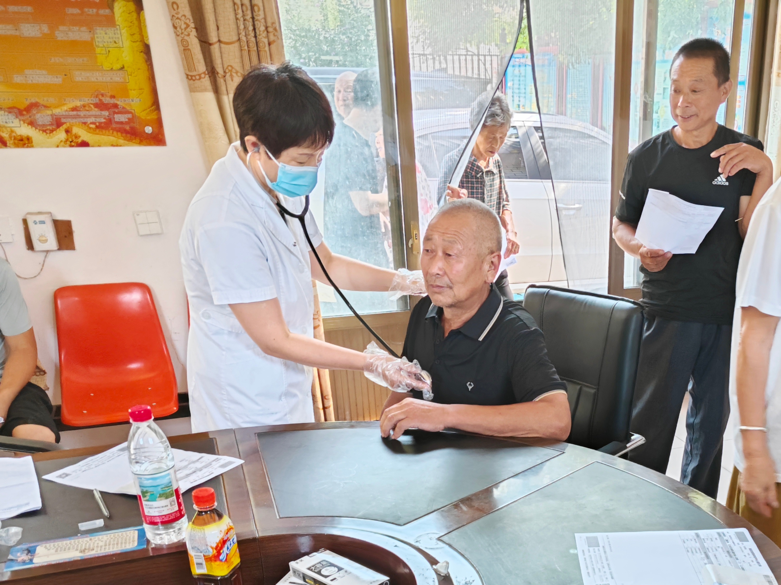 河北唐县：送医下乡惠民生 健康护航助振兴_fororder_医护人员正在为村民检查。郝佳文摄