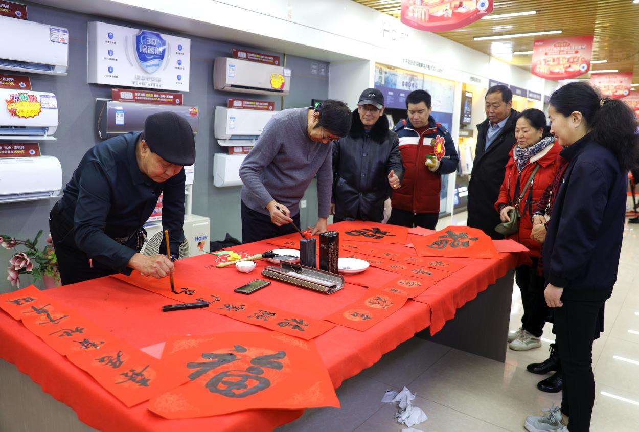 河北平泉开展“翰墨飘香 福进万家”文化惠民迎新春活动
