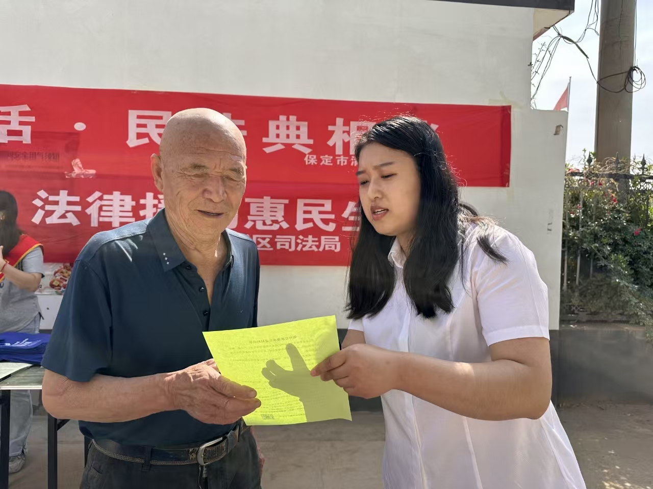 保定市满城区：民法典“赶大集” 法治春风润民心_fororder_工作人员向群众讲解《民法典》相关知识 摄影 李梦瑶