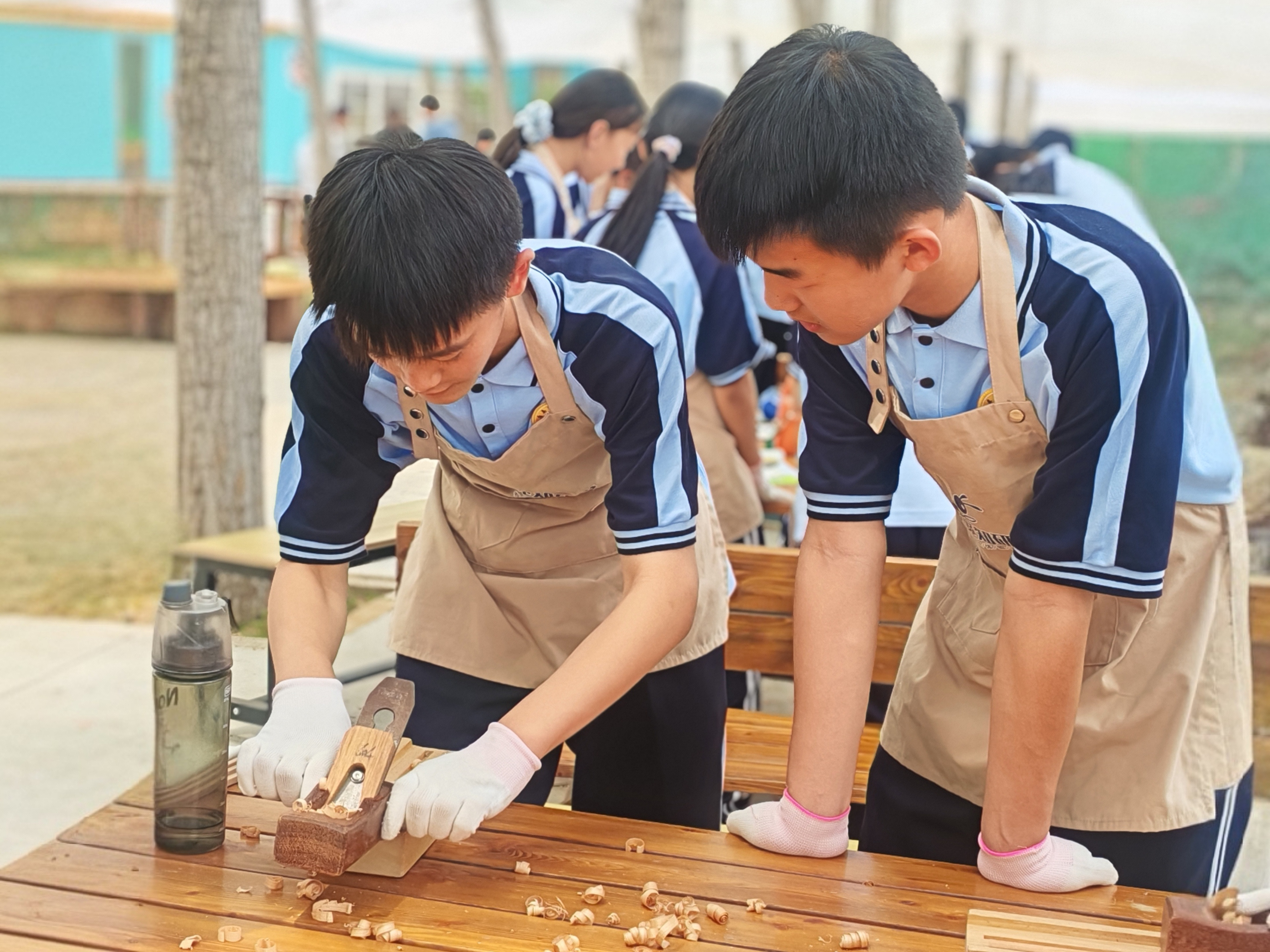 河北唐县：科技赋能农业 劳动启迪成长_fororder_同学们正在认真动手制作木筷 摄像 赵维怡