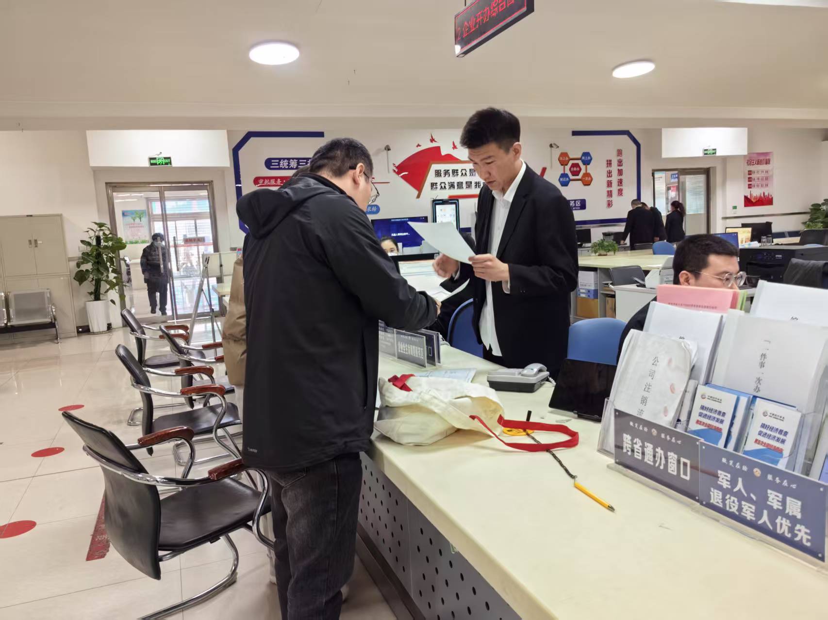 图片默认标题_fororder_企业窗口业务办理中 摄影 耿倩倩