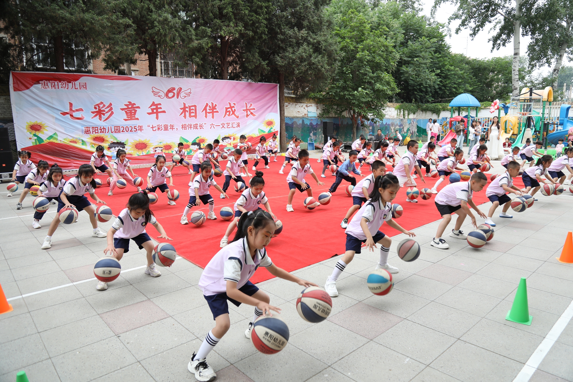 保定市满城区：七彩童年 相伴成长_fororder_幼儿带来的篮球操 摄影 张丽娟