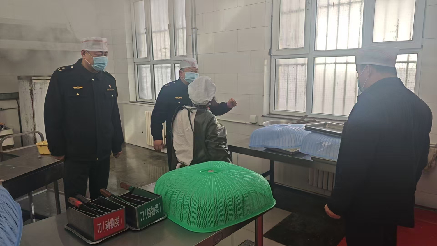 保定市满城区：守护师生“舌尖上的安全”_fororder_检查学校食堂 摄影 白媛媛