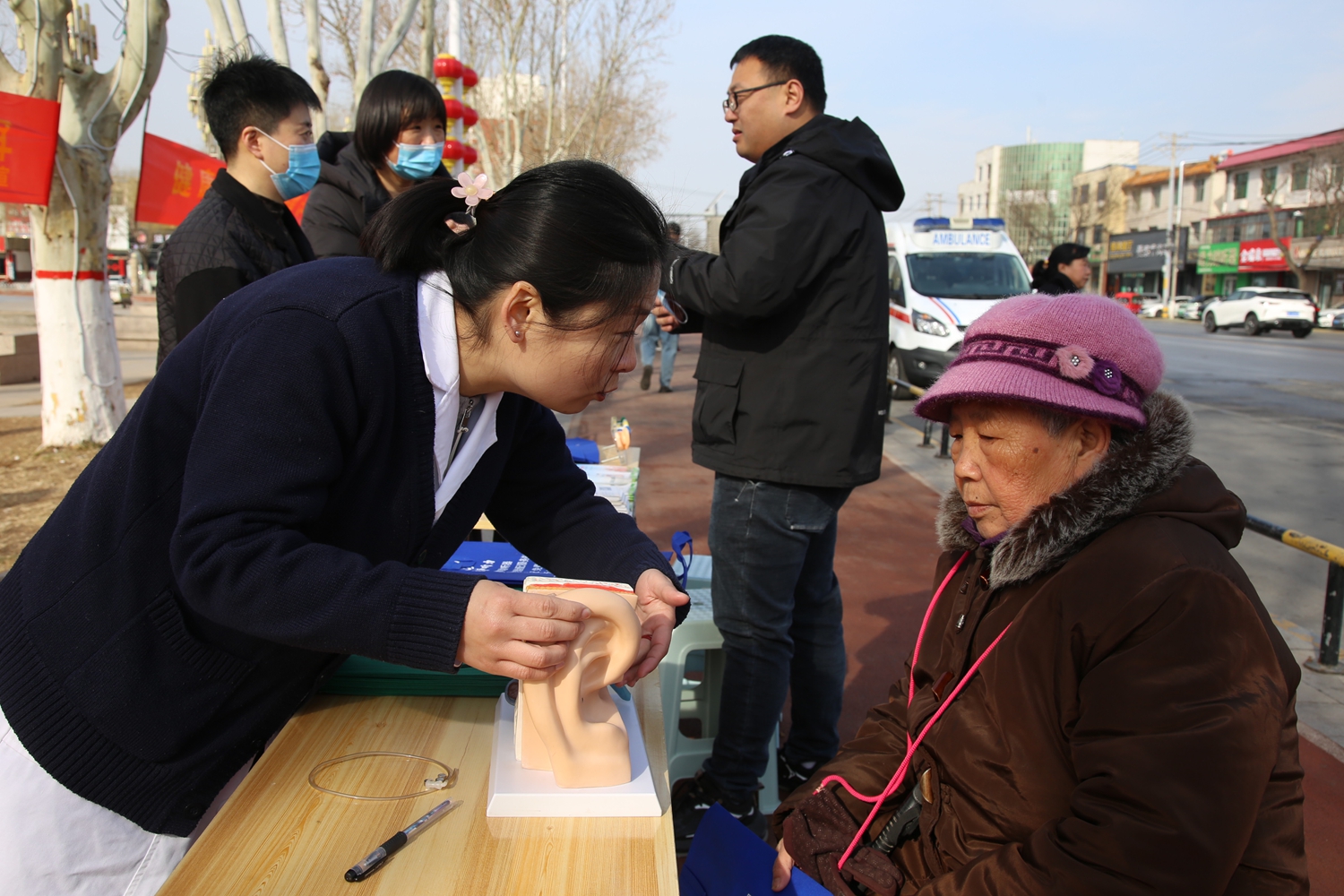 保定市满城区开展第二十六次全国爱耳日系列宣传活动_fororder_为老人普及爱耳护耳知识 摄影 袁野.JPG
