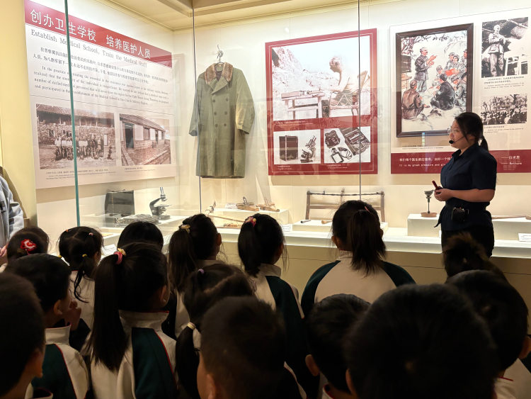 河北唐县：小手献鲜花 童心向党行——唐县六幼开展主题教育实践活动_fororder_讲解员为孩子们现场讲解