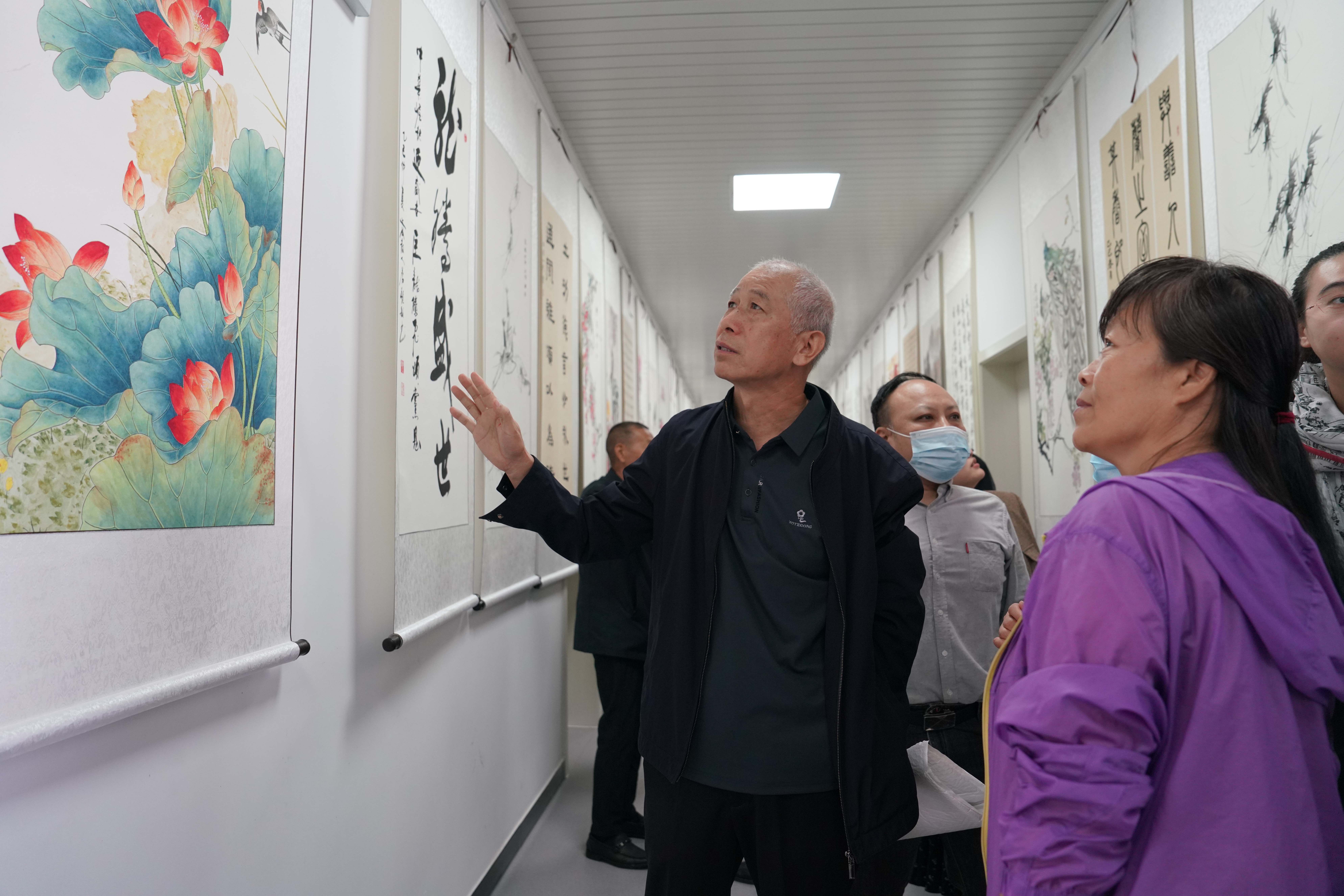 保定清苑：翰墨颂盛世 丹青绘华章_fororder_书画爱好者参观书画展。1摄影 王磊