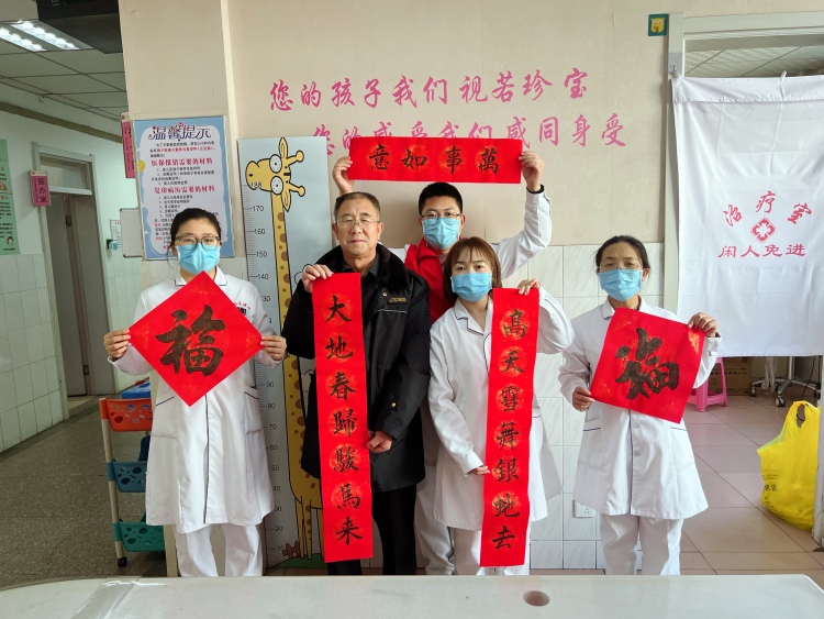图片默认标题_fororder_图为患者家属为医护人员送来对联和“福”字。迁安市妇幼保健院供图