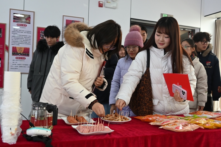 河北遵化：返乡大学生实地感受家乡产业新气象_fororder_返乡大学生在试吃美客多新产品。王雯雯 摄