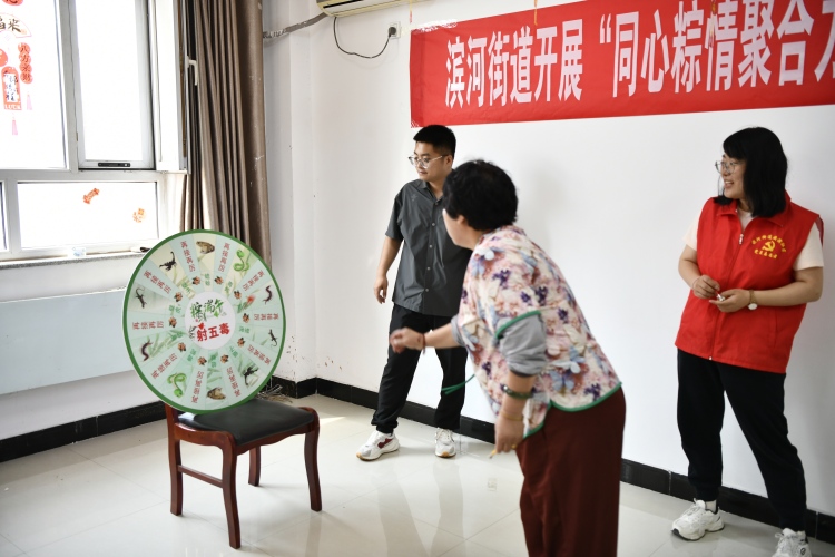 河北迁安：多彩活动迎端午_fororder_社区居民正在射五毒。梁玉水摄