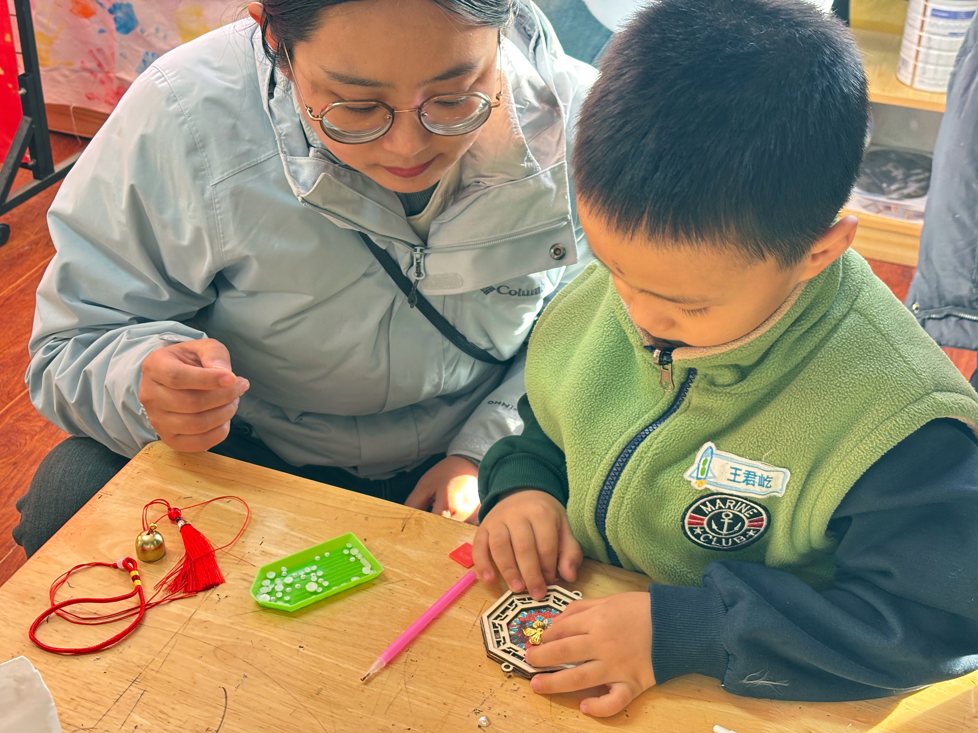 锦韵声声 童趣融融——唐县第六幼儿园开展亲子宋锦风铃非遗活动_fororder_孩子在家长的指导下制作风铃。孙瑜摄