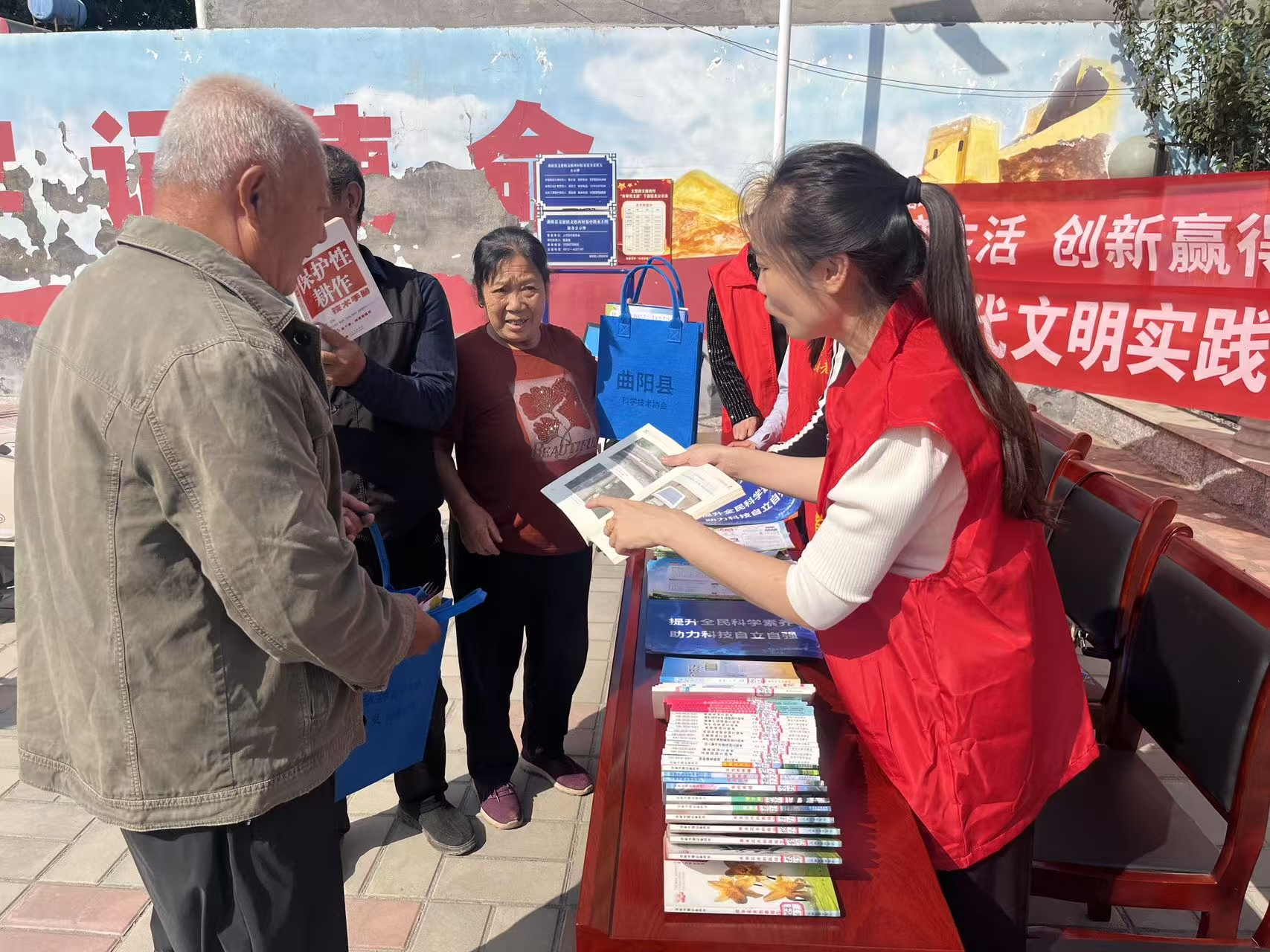 河北曲阳：科普下乡与农家书屋联动之旅_fororder_图片2