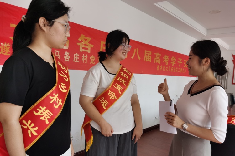 保定徐水：“大学生村”新风尚 崇文重教美名扬_fororder_本村籍优秀毕业生与新大学生交流。刘柯旋摄