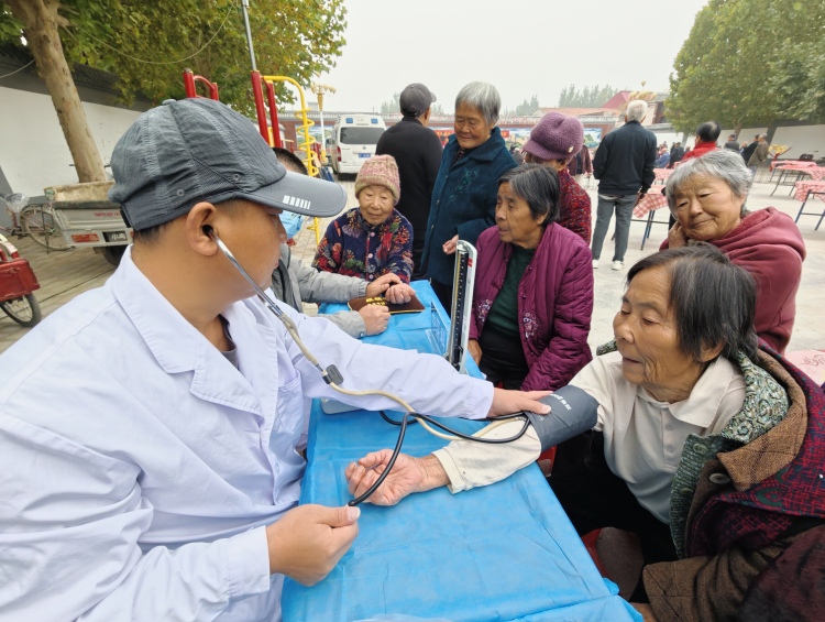 河北蠡县：重阳至 暖意融 社会各界共绘孝老敬老新图景_fororder_0005医生在为老人义诊