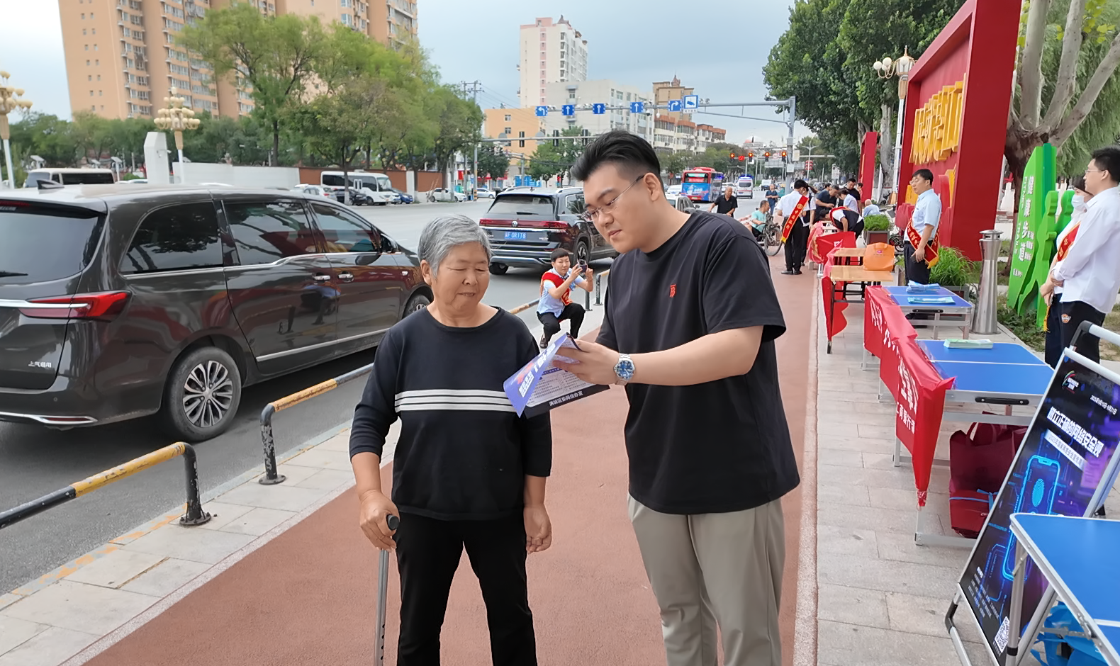 保定市满城区开展2025年网络安全宣传周集中宣传活动_fororder_工作人员向群众面对面讲解网络安全知识 摄影 田嘉成