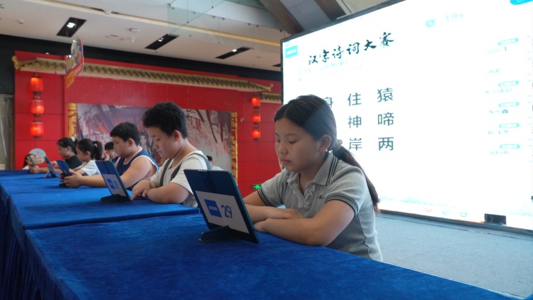 河北迁安举办“品诗词之美 扬文化之光”诗词大赛_fororder_参加“品诗词之美 扬文化之光”诗词大赛的选手认真答题。摄影 刘建权.JPG