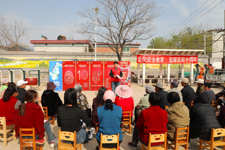 河北涞水：小板凳上话国安 多措并举筑防线_fororder_图片1