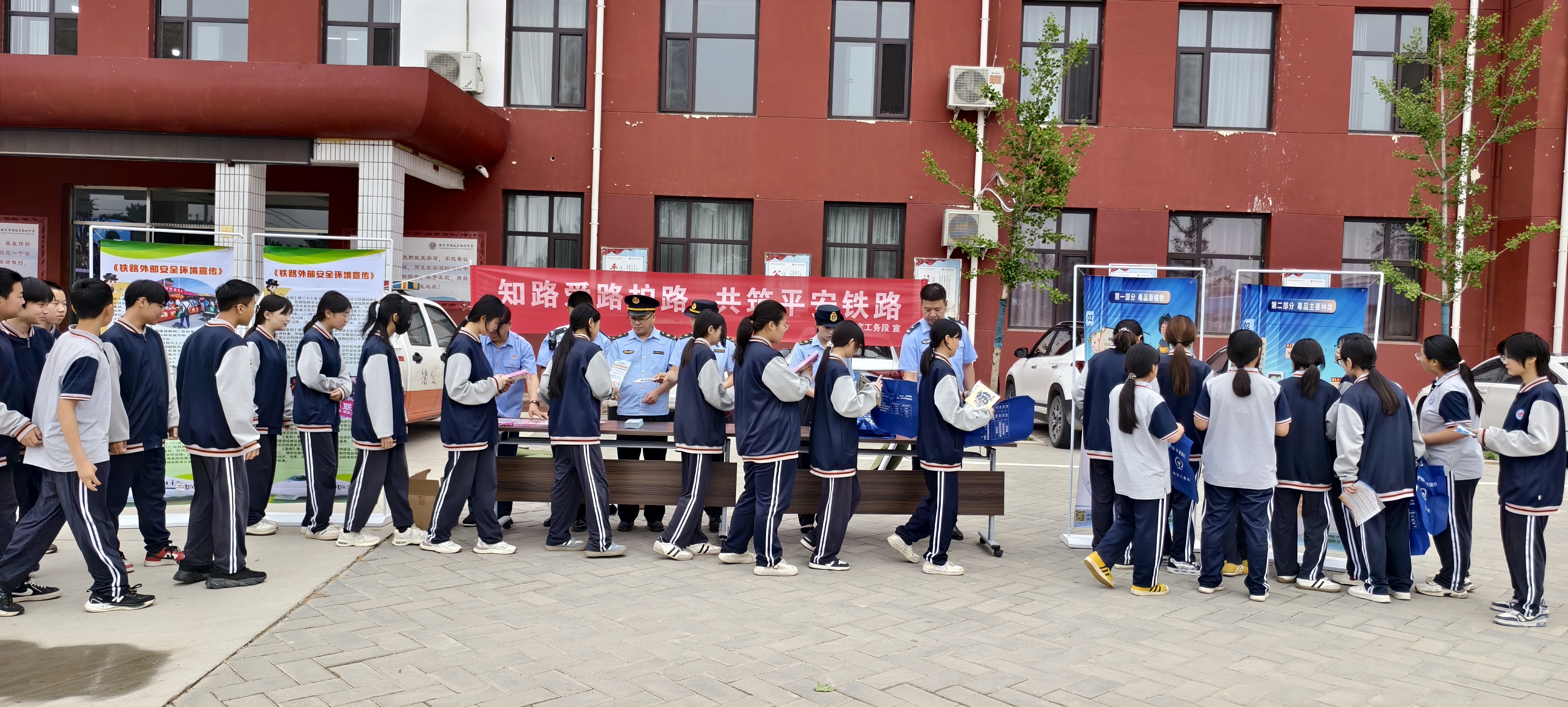 保定市满城区：知路爱路护路 共筑平安铁路_fororder_学生们排队领取宣传册、海报，认真观看宣传展板 摄影 刘超