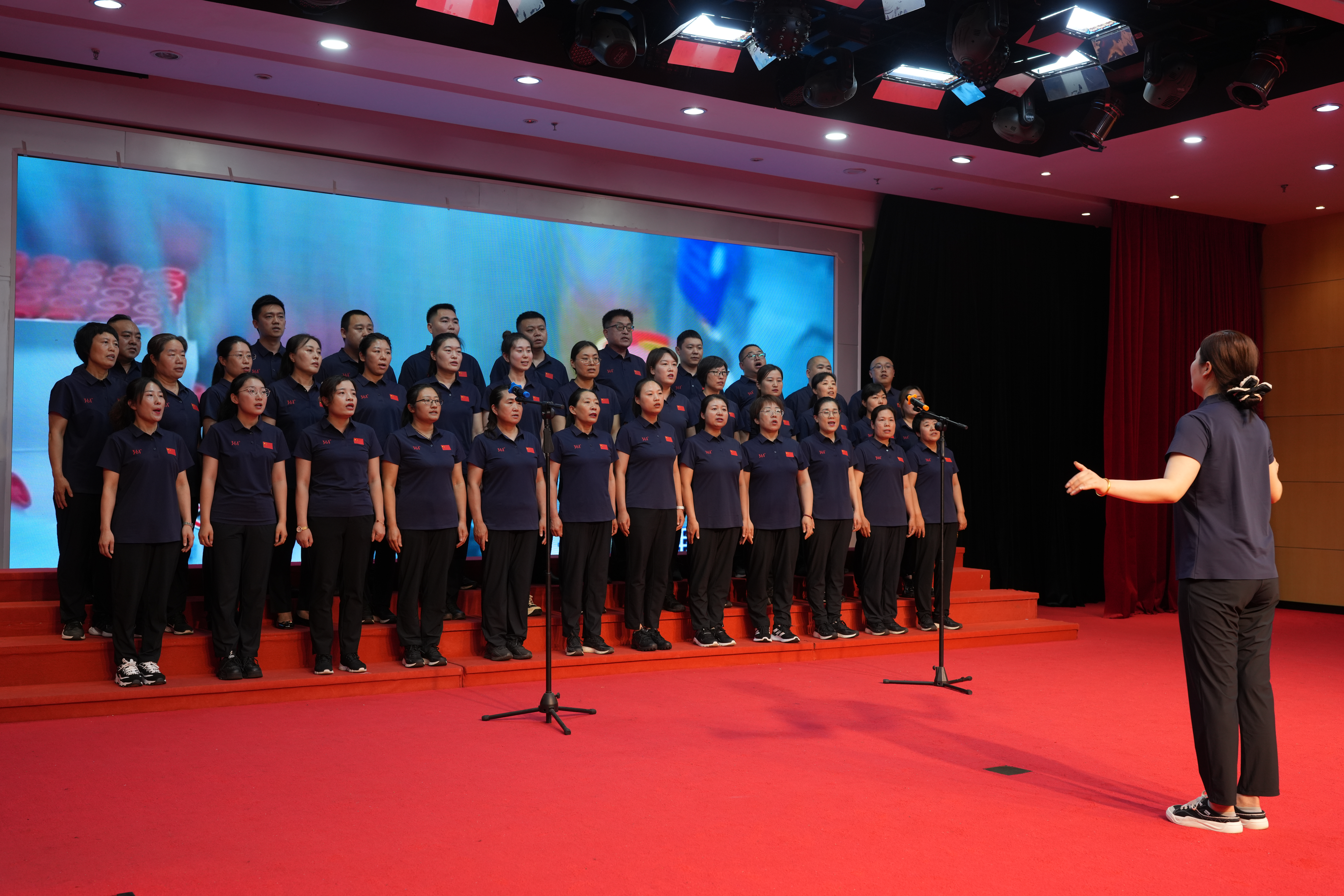 河北迁安：医护人员唱响爱国最强音_fororder_图为迁安市人民医院医疗集团医护人员正在演唱《英雄赞歌》。张泽慧摄.JPG