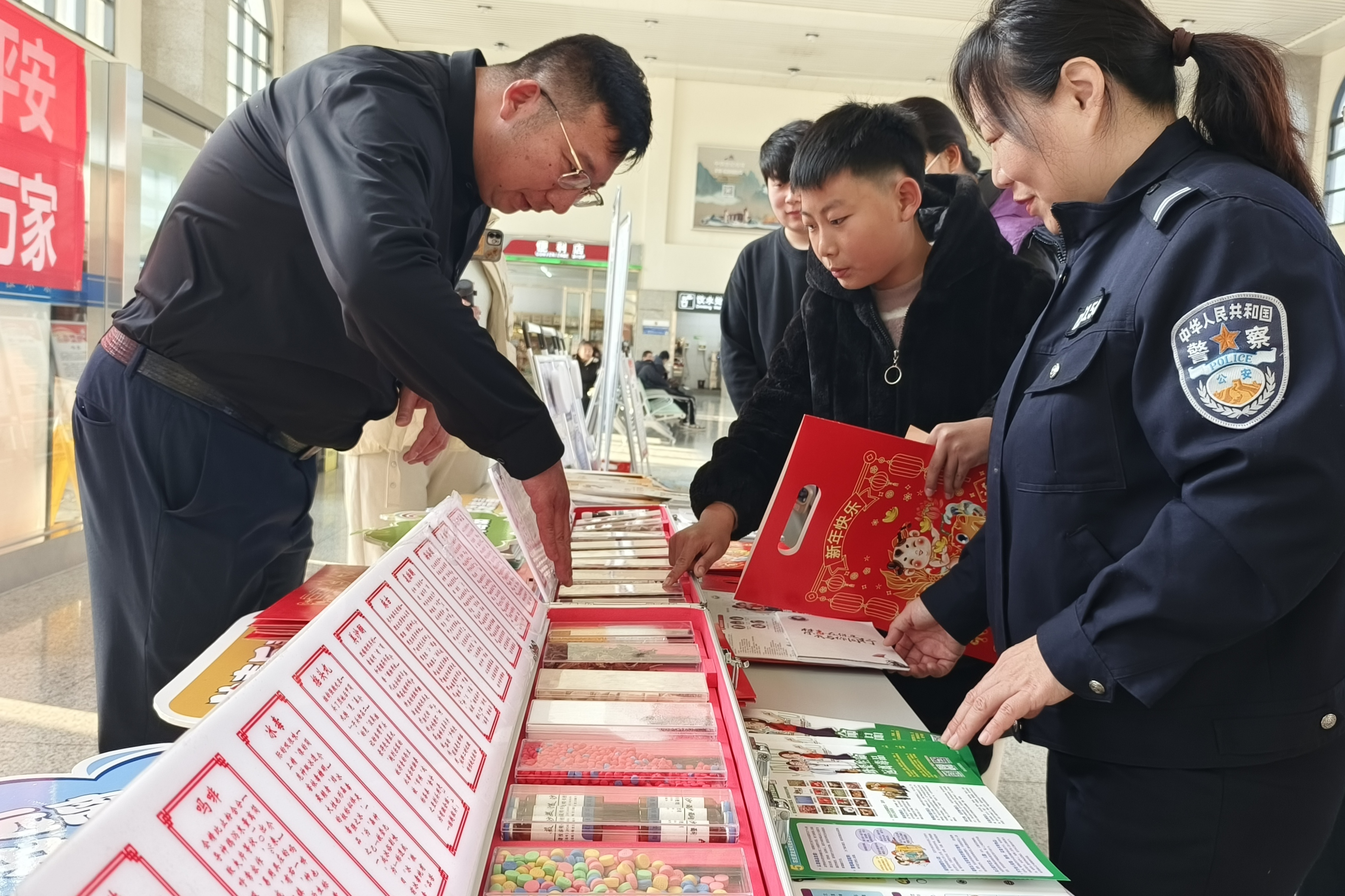 保定徐水：反诈禁毒宣传进车站 守护旅客“平安年”
