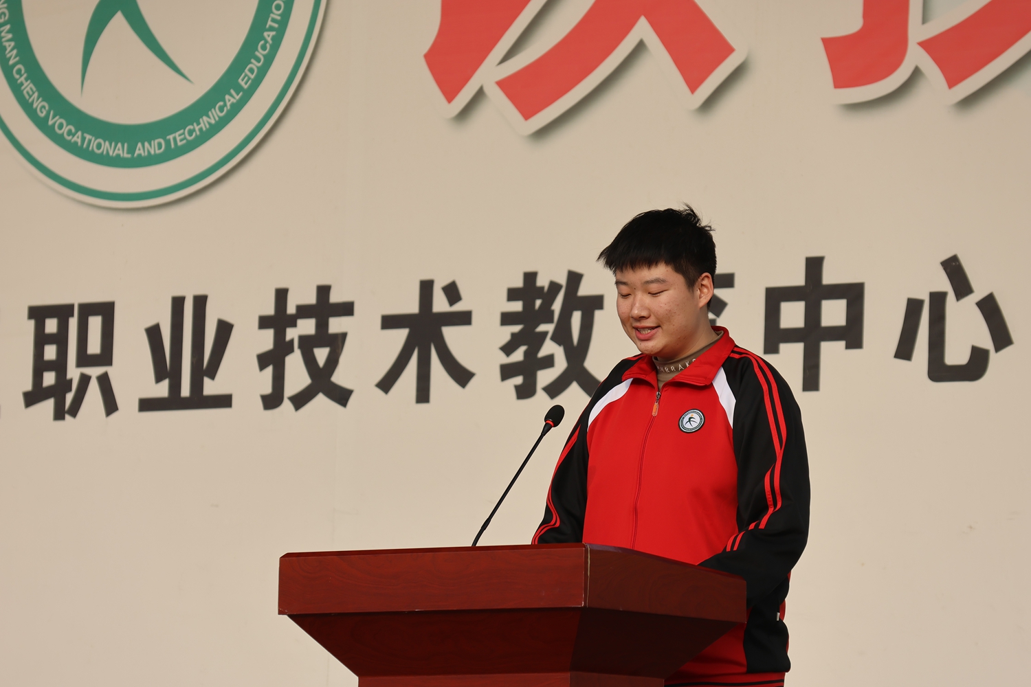 图片默认标题_fororder_学生代表发言 摄影 郄军