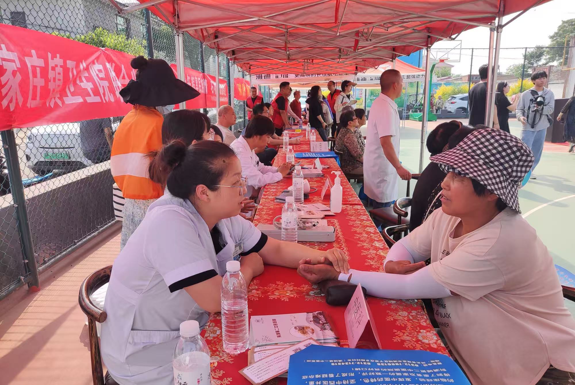 保定市满城区：满城粽香伴童趣 志愿暖心庆双节_fororder_镇卫生院开展义诊服务 摄影 曹雨