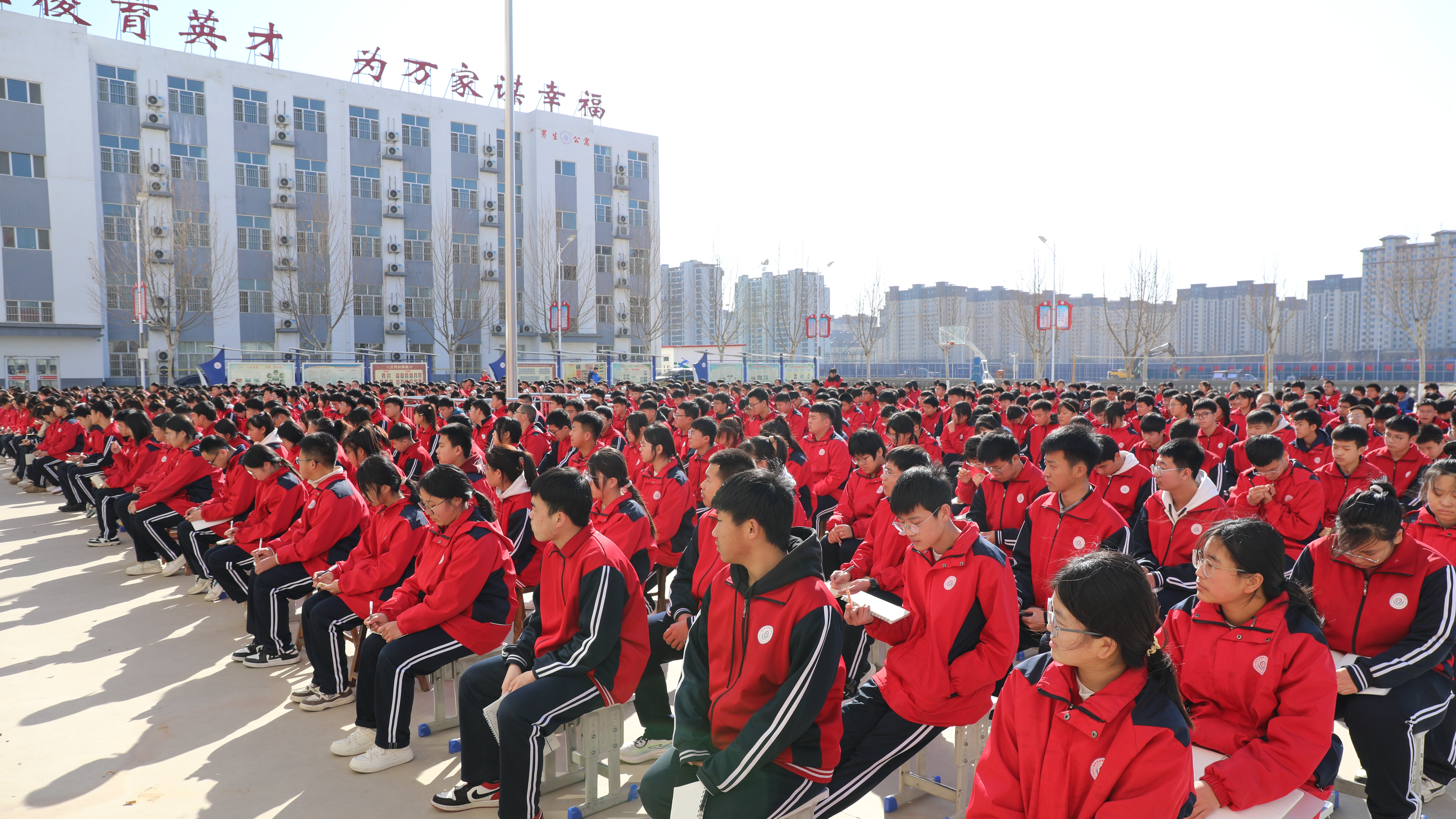 河北唐县：以法律之光，照亮成长之路_fororder_同学们认真聆听讲座.JPG