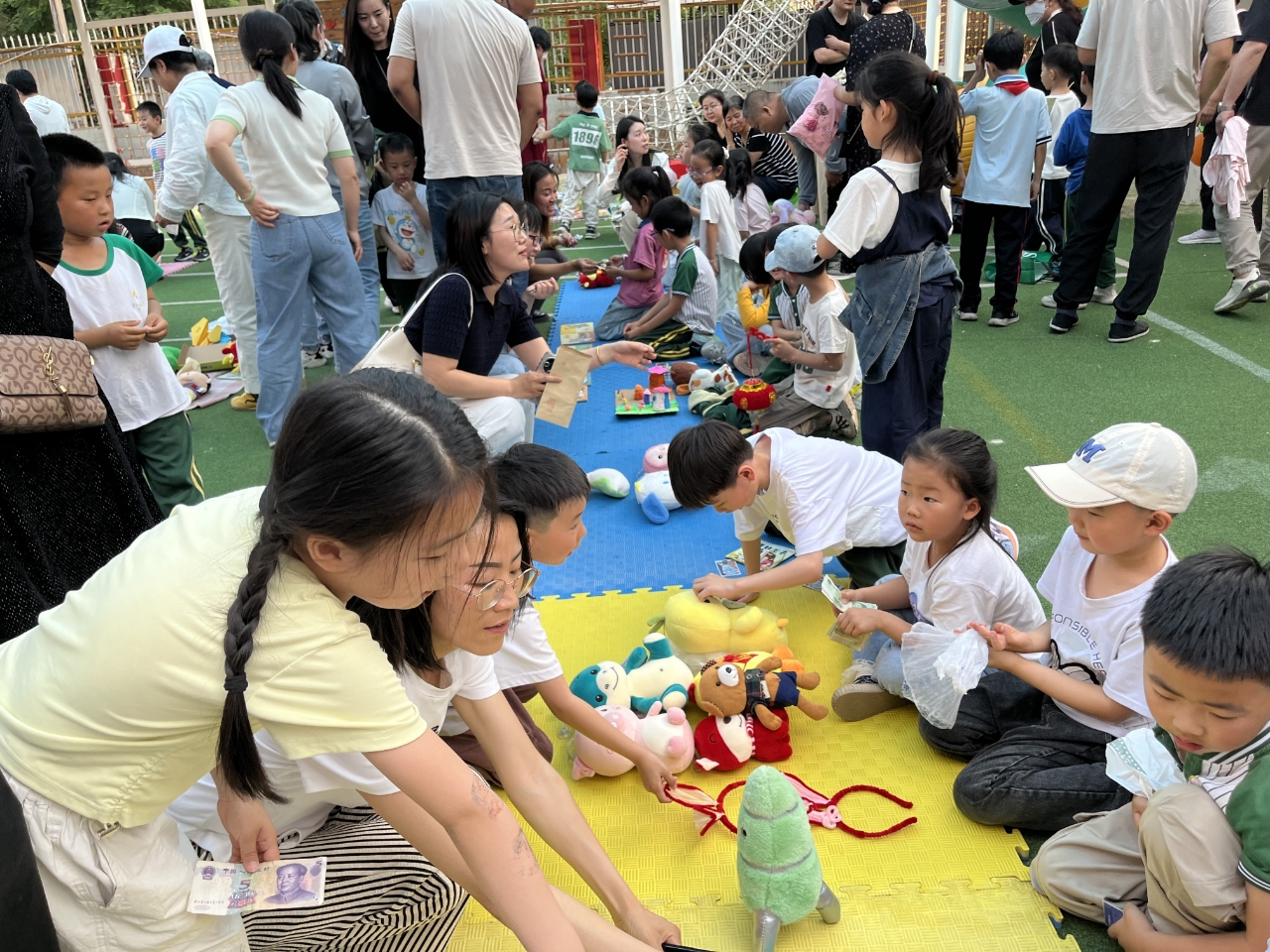 保定市满城区：小手传大爱 温暖共成长_fororder_活动现场，幼儿与家长热烈互动 摄影 米红芳