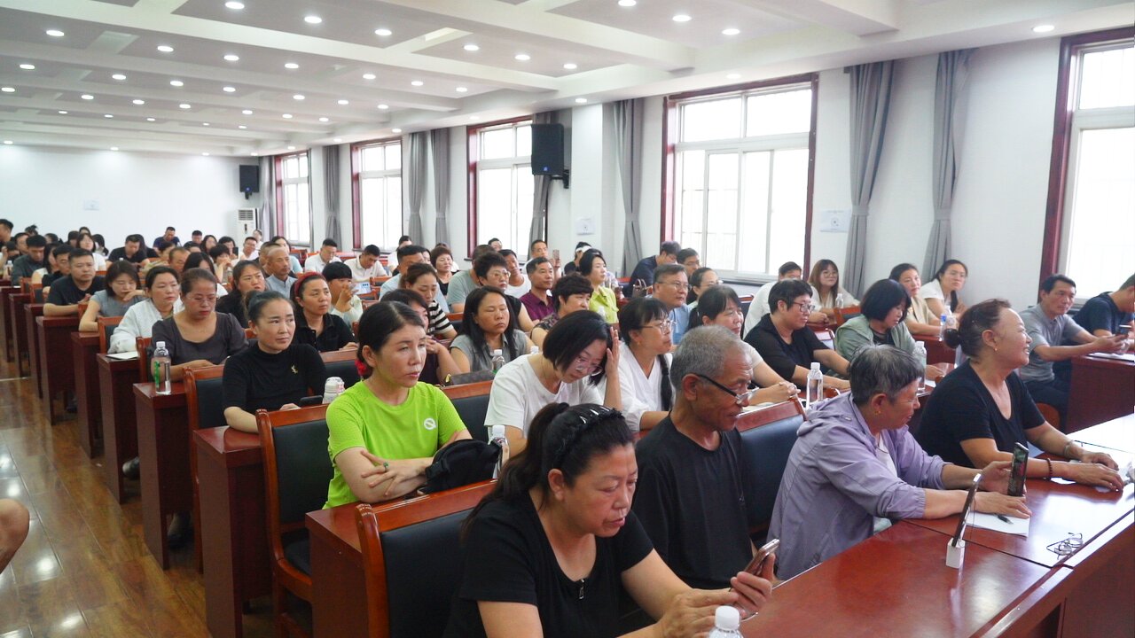 唐山迁安：开展电商培训 培育直播人才助振兴_fororder_在迁安市组织的“百村带货·千人直播·万人触网”电商培训会上，大家认真聆听电商创业导师的授课。郭强  摄 (2).JPG