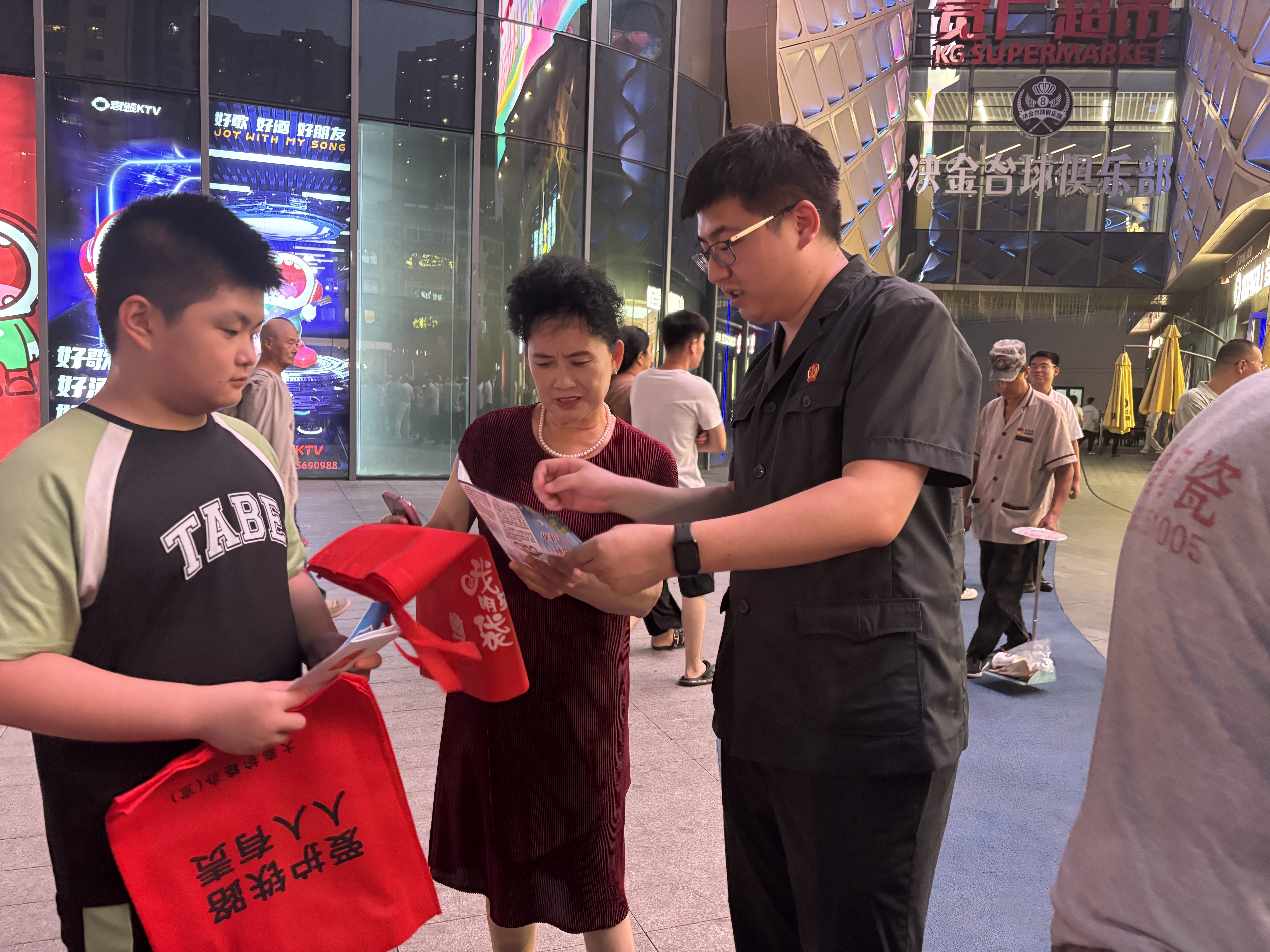 遵化市举办“军民共建平安城市暨法治宣传教育”活动_fororder_图为法院工作人员向群众进行法律知识宣传 李海杰摄