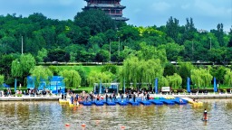 河北迁安：百人逐浪 横渡滦河