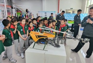 石家庄市青园街小学开展“探秘新科技 解码无人机”红领巾研学实践活动