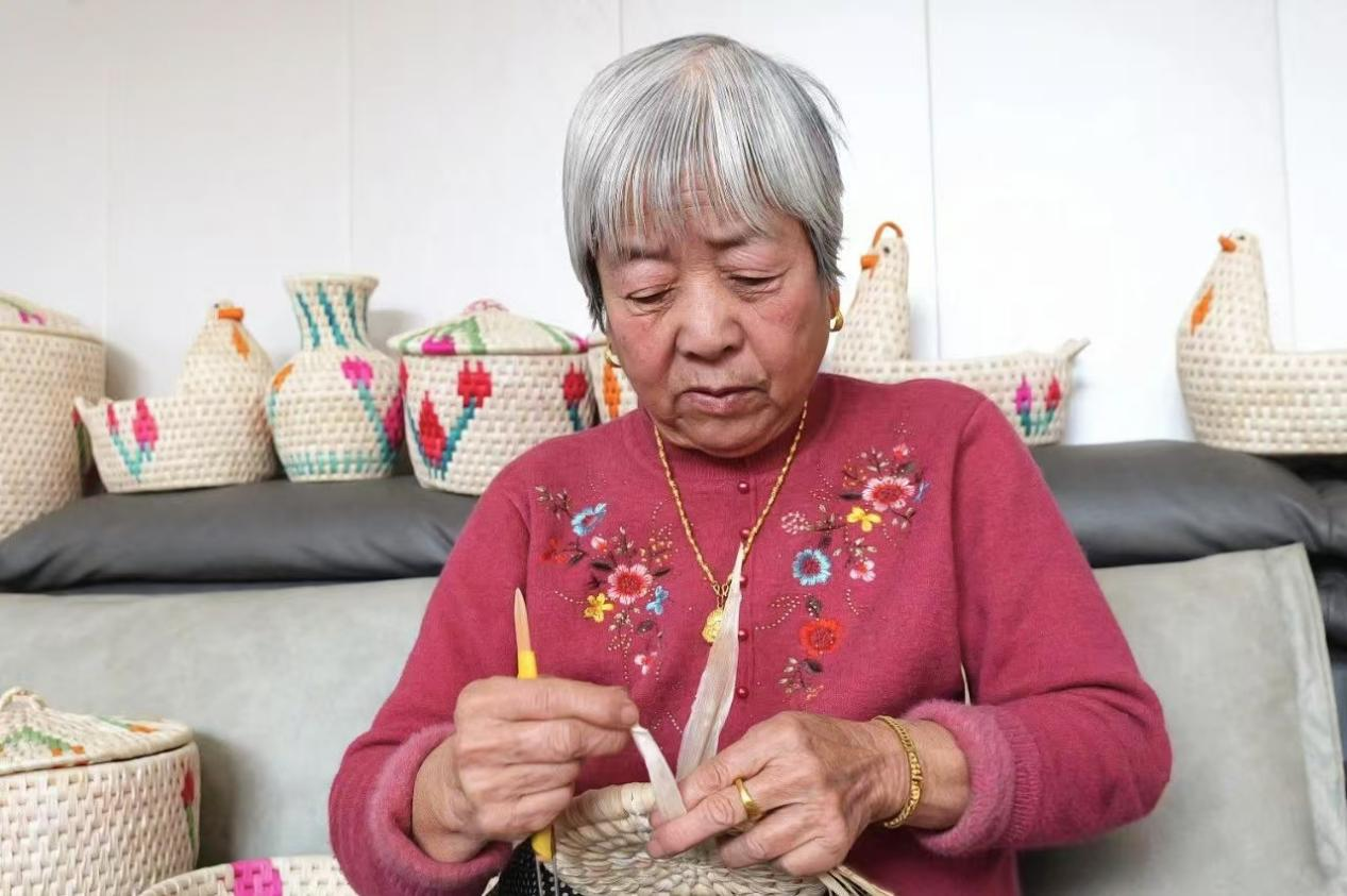 河北盐山：七旬老人巧手编“草”变“宝”_fororder_图片 2