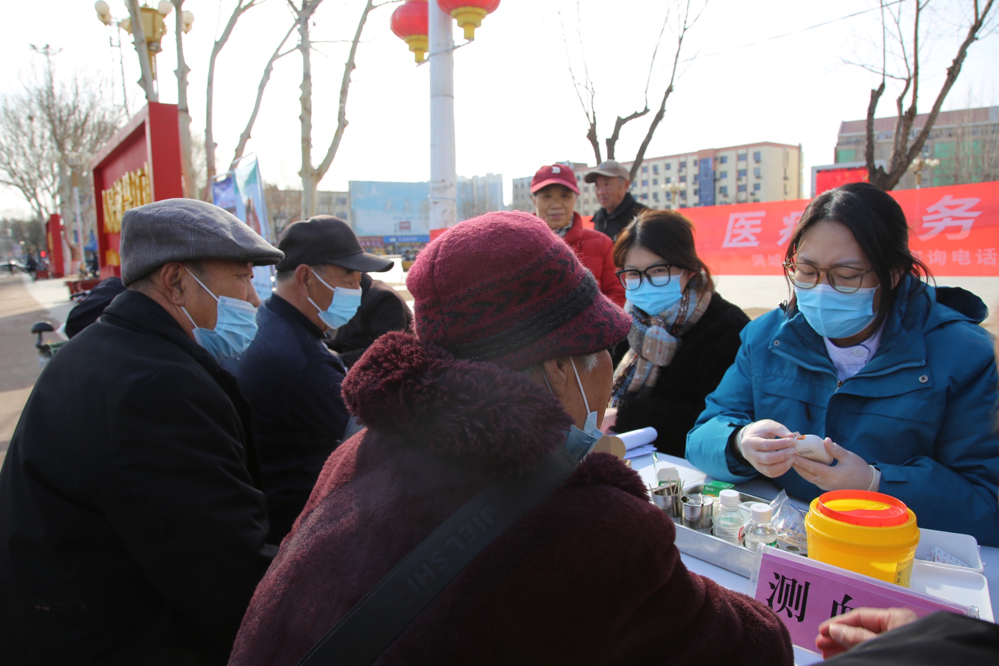 保定市满城区开展第二十六次全国爱耳日系列宣传活动_fororder_现场为群众提供免费检测血糖 摄影 袁野.JPG