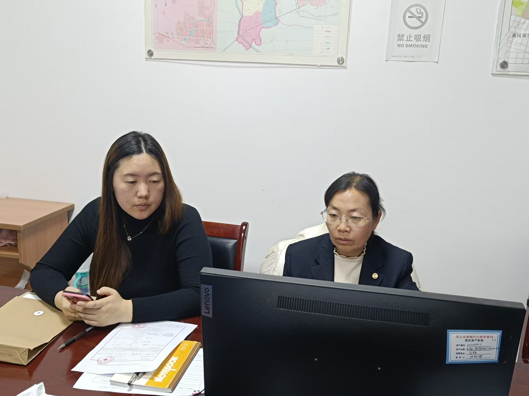 图片默认标题_fororder_工作人员办理业务中 摄影 耿倩倩