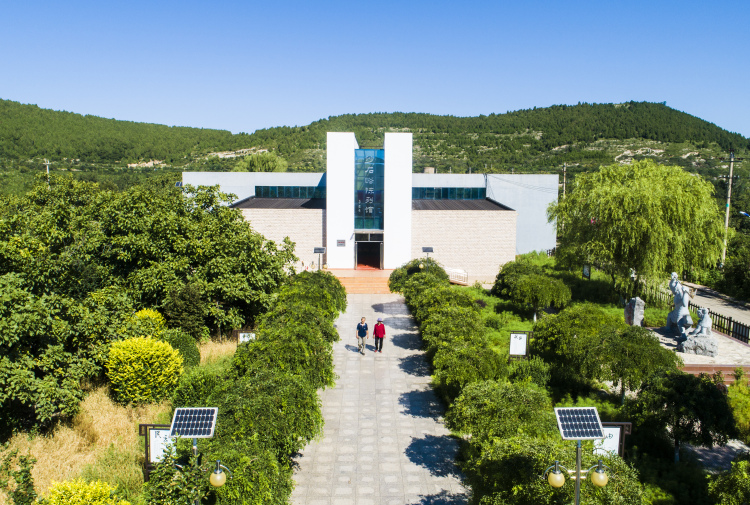 遵化沙石峪：红色旅游升级 助力乡村振兴_fororder_图为游客在沙石峪陈列馆参观  中共遵化市委宣传部供图