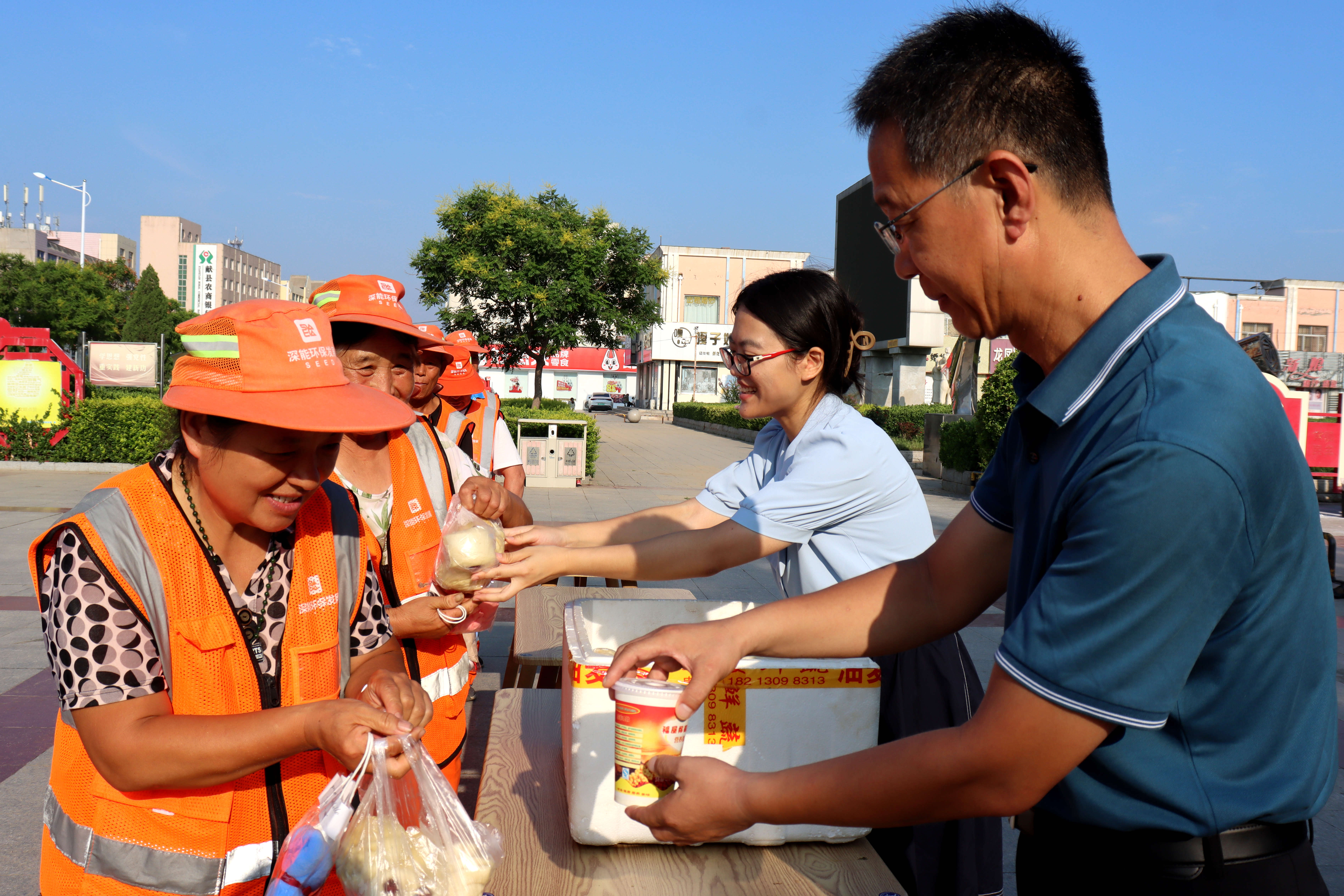 河北献县：情系劳动者 夏日送清凉_fororder_图片2