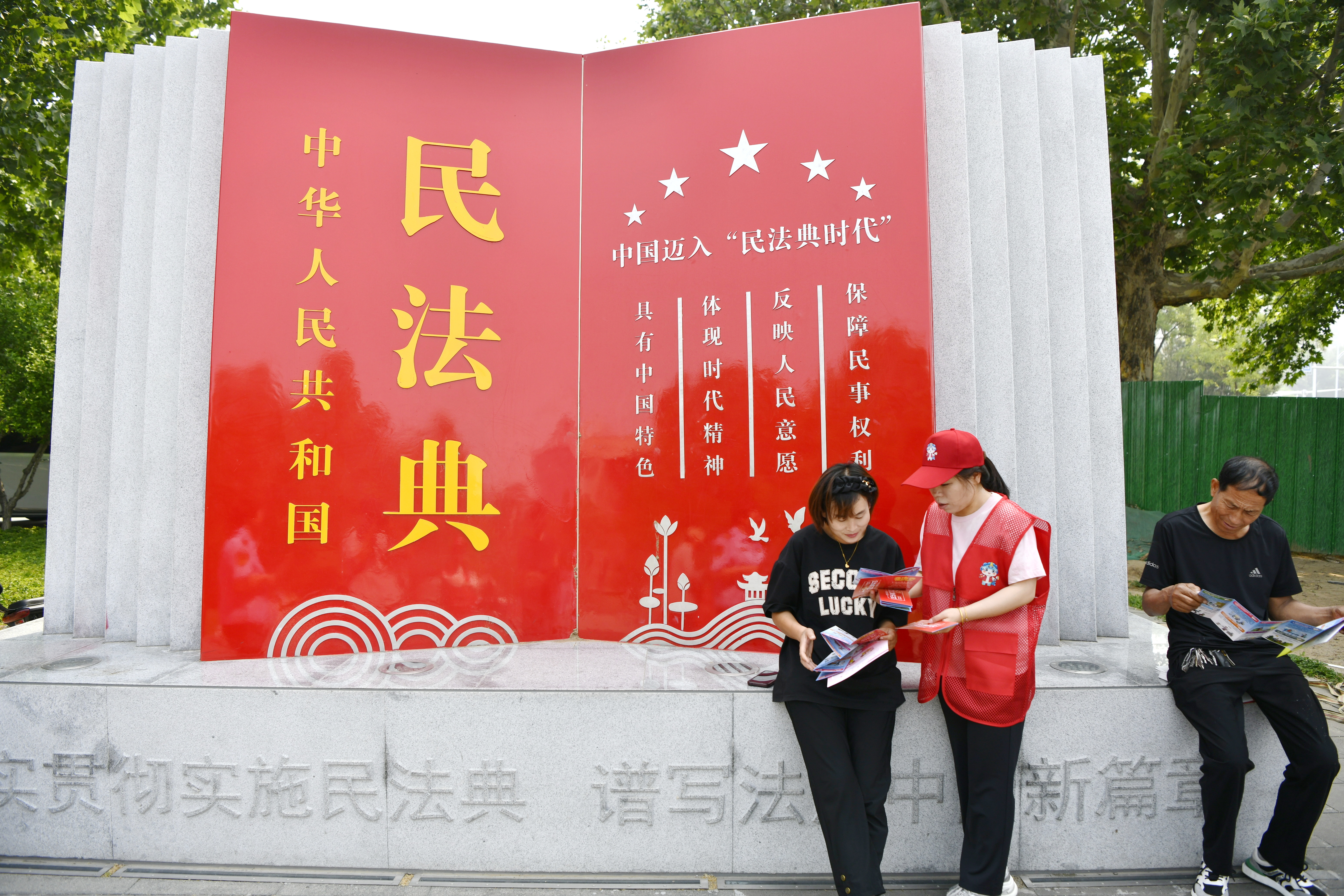 迁安市开展“民法典宣传月”集中宣传活动_fororder_工作人员向市民进行普法宣传。梁玉水摄.JPG