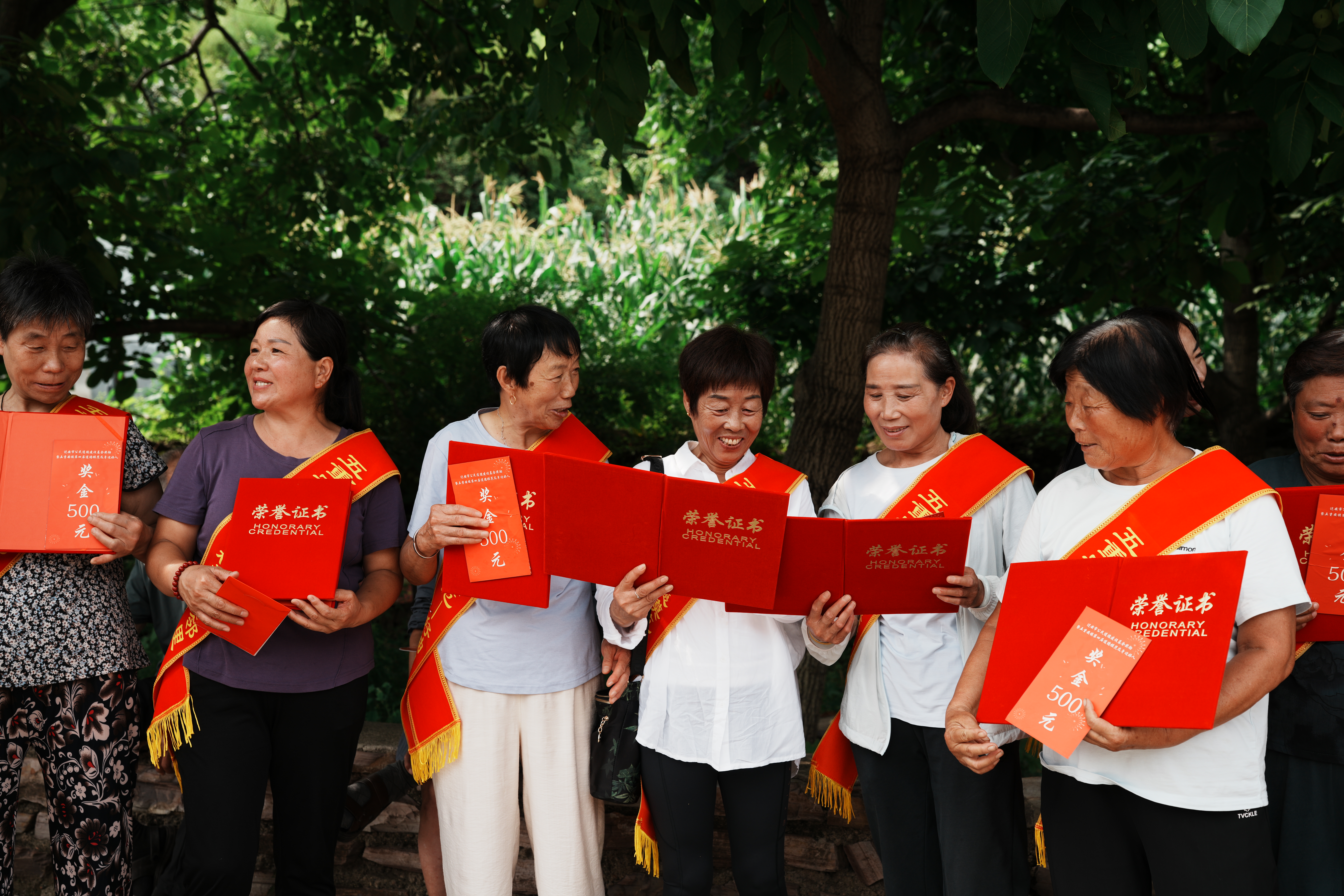 河北迁安：长城脚下盛开文明之花_fororder_7月9日，迁安市五重安镇第四届道德模范正在交流经验、分享喜悦。张泽慧摄.JPG