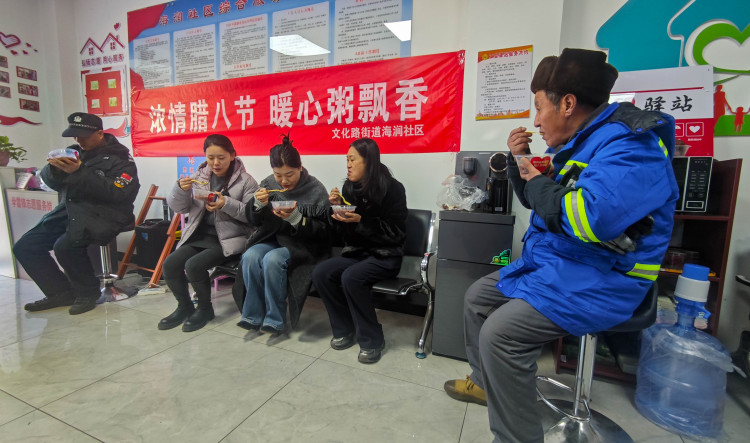 唐山遵化：浓情腊八节 暖心粥飘香_fororder_群众在居委会吃腊八粥。许昊 摄