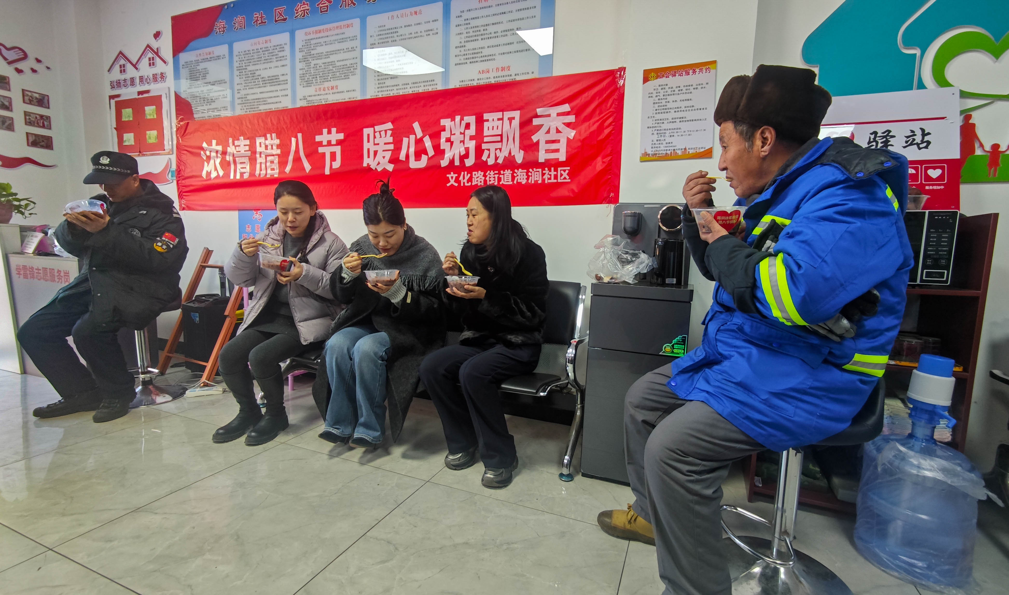 唐山遵化：浓情腊八节 暖心粥飘香_fororder_群众在居委会吃腊八粥。许昊 摄