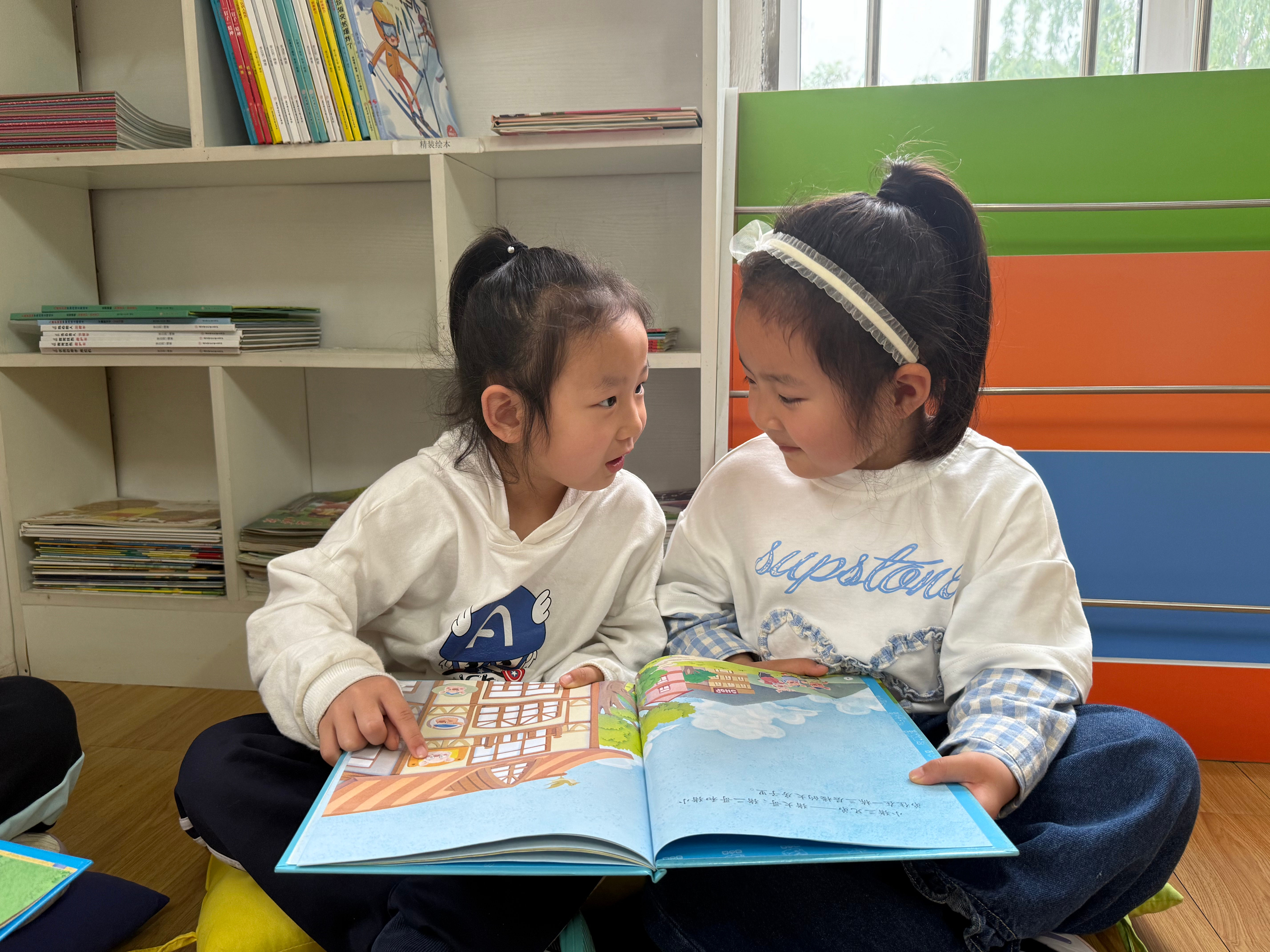 河北唐县：阅读润心灵 书香促成长_fororder_唐县第三幼儿园孩子们互相交流书籍内容