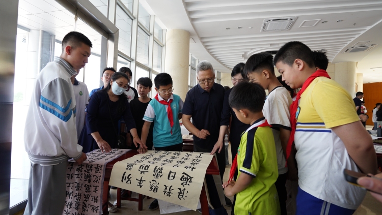 2025迁安市中小幼艺术节“美术作品展”开展_fororder_迁安书法名家张森与学生现场交流，张颖 摄