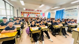弘扬抗战精神 厚植爱国情怀——石家庄四十三中初二14班学生集体观看阅兵直播
