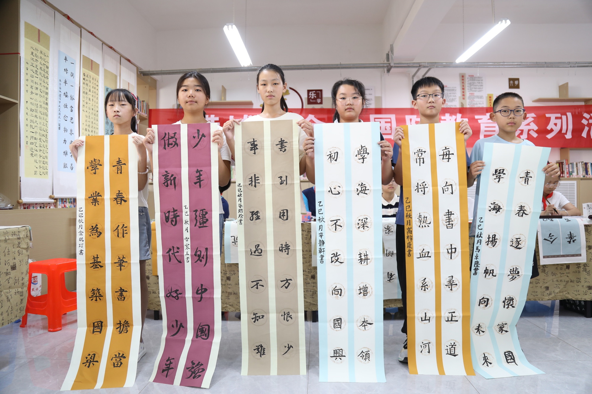 图片默认标题_fororder_学生们展示作品 摄影 南双双