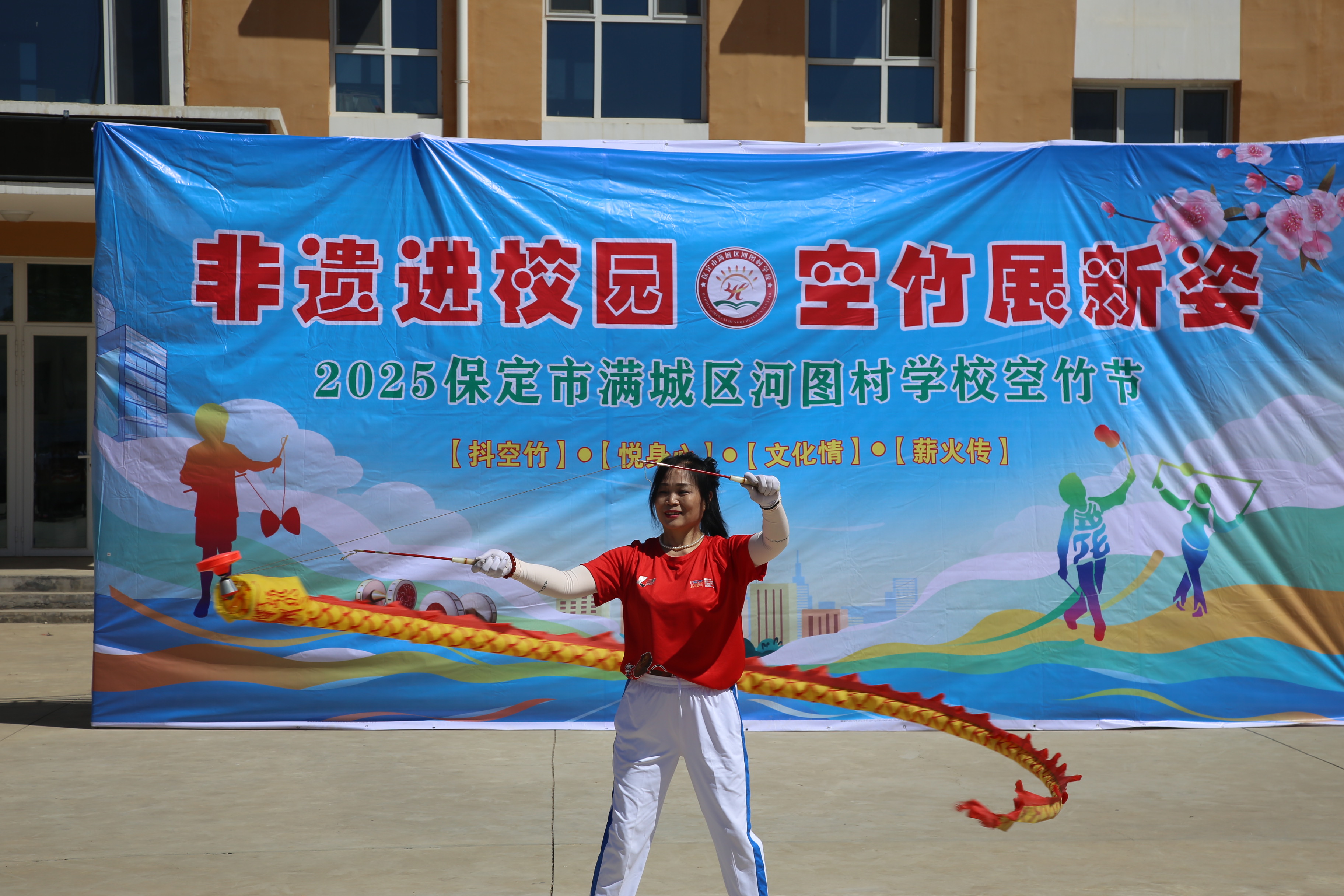 保定市满城区：非遗进校园 空竹展新姿_fororder_空竹传承人进行“空竹龙”表演 摄影 张辰泽.JPG