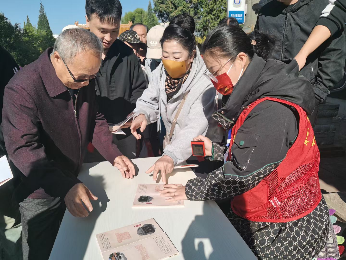 河北承德：举办“爱在滦河畔 情定双塔山”秋韵登山活动